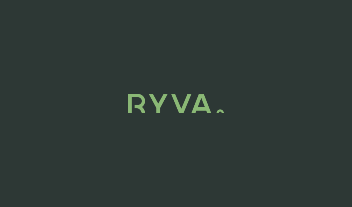 Prilagođeni dizajn RYVA logotipa u Lizard Green boji na Gunmetal pozadini, s geometrijskom tipografijom